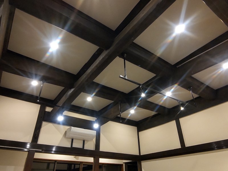 木の質感を活かした住宅内観