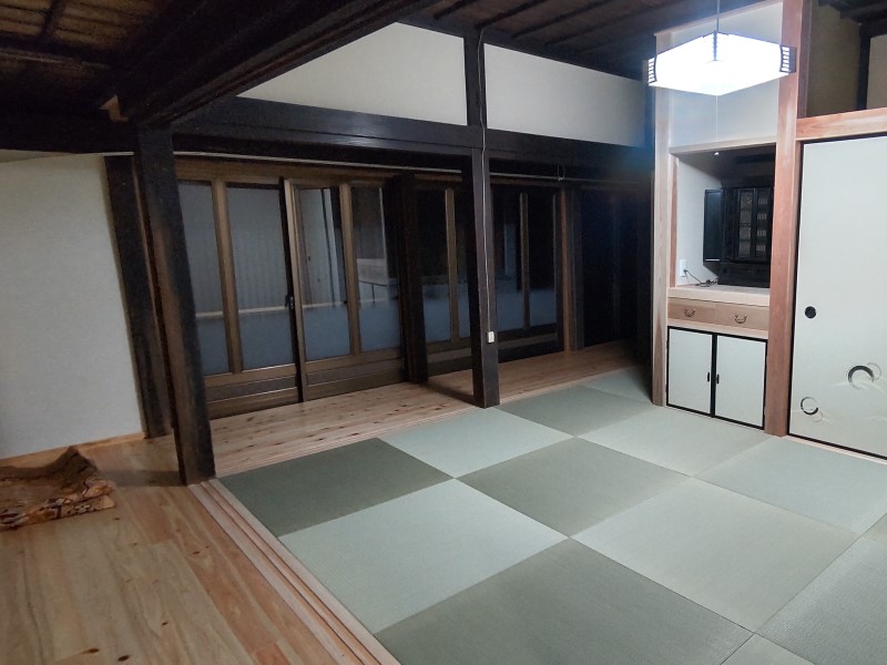 和室と現代的な意匠が融合する室内